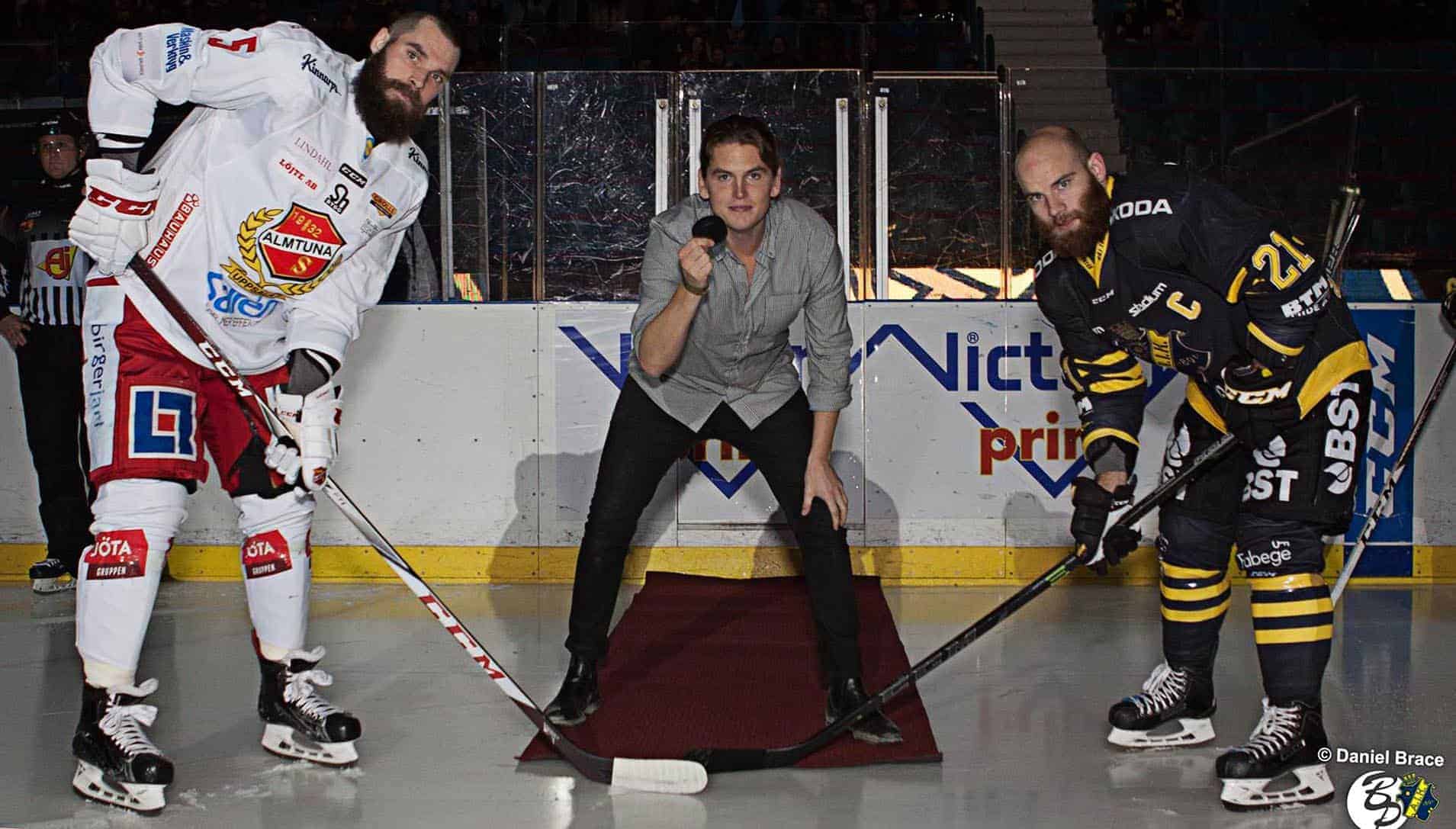 Värd vid hockeymatch på Hovet